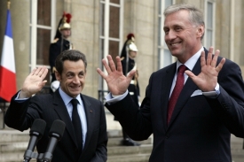Nicolas Sarkozy a Mirek Topolánek přes Elysejským palácem.