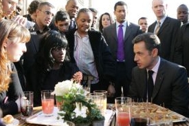 Nicolas Sarkozy během setkání se zástupci pařížských předměstí.