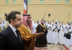 Nicolas Sarkozy s princem bin Abdalazízem v královském paláci