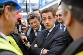 Sarkozy mezi dělníky v továrně Saint-Gobain ve Vajrous.