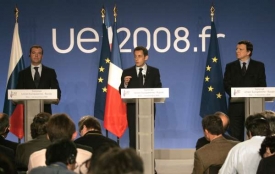 Tiskovka v Nice. Zleva Medveděv, Sarkozy a Barroso.
