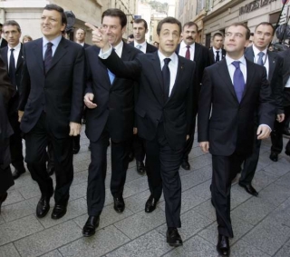 Summitové sólo pro dva. Sarkozy ukazuje Medveděvovi Nice.