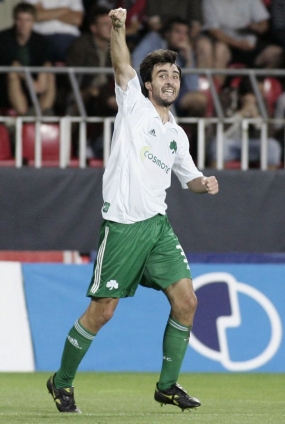 Obránce Panathinaikosu Sarriegi se raduje z gólu svého týmu.