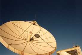 Anténa pro příjem signálu z družic; ilustrační foto