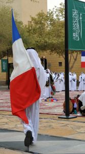 Saúdský voják nesoucí francouzskou vlajku