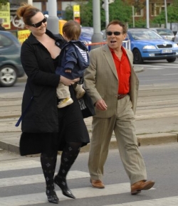 Jan Saudek na procházce se svou přítelkyní a synem Matějem.