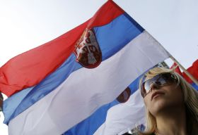 Kosovo a zraněná srbská duše. Demonstrace v Bělehradě.