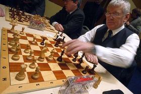 Šachová partie s Bundestagem exministru Schilymu nevyšla (2004).