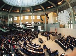 Ideál průhledného poslance pod skleněnou střechou Bundestagu.