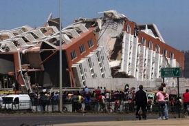Zničená budova v Concepción, druhém největším městě Chile.