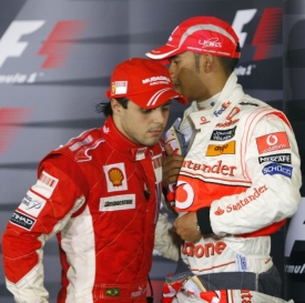 Kdo je lepší? Lewis Hamilton (vpravo) či Felipe Massa.