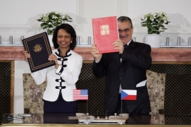 Condoleeza Riceová a Karel Schwarzenberg při podpisu smlouvy o radaru.