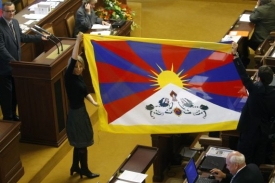 Kateřina Jacques s tibetskou vlajkou.