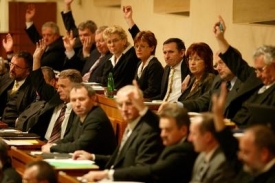 V sen&aacute;tu se zrodil n&aacute;pad zru&scaron;it Sv&aacute;tek pr&aacute;ce