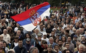 Stoupenci Karadžiče protestují proti jeho zatčení.