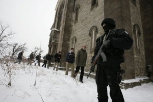 Srbský kostel v kosovské Mitrovici hlídají polští policisté.