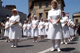 Italské zdravotní sestry na náboženském procesí v Sorvietu.