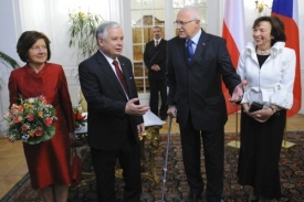 Lech Kaczyński se svou manželkou přijal pozvání do Lán.