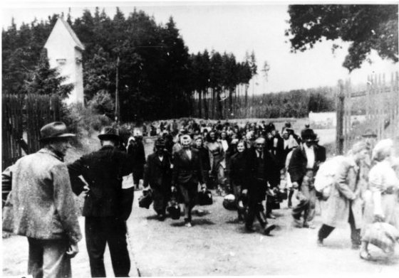 Sudetští Němci opouštějí po 2. světové válce severní Čechy.