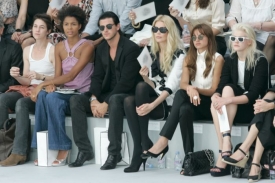 Claudia Schifferová (uprostřed) je opět tváří značky Chanel