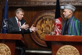 Generální tajemník NATO Scheffer a afghánský prezident Karzáí.