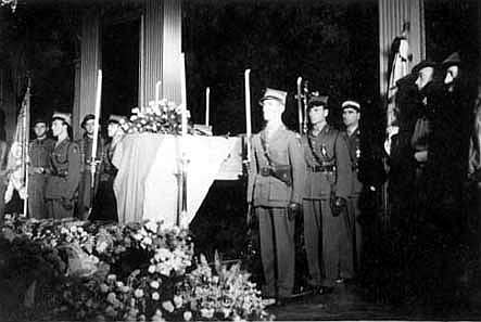 Pohřeb Sikorského roku 1943.