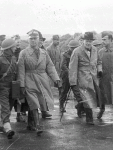Generál Sikorski s Winstonem Churchillem na inspekci opevnění (1940).
