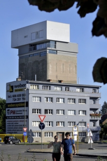 Nezvyklou vilu navrhli architekti Szymon Rozwalka a Tomáš Pejpek.
