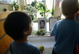 Jakubova fotka v prvním patře školy připomíná tragédii.