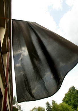 Černá vlajka, symbol tragédie na školní budově.