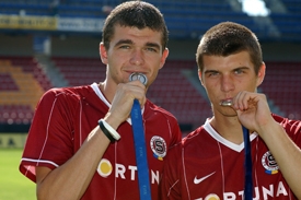 Jan Šimůnek (na snímku vlevo) už patří Wolfsburgu. Sparta za něj dostane 150 milionů korun.