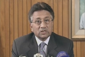 Televizní záběry Parvíze Mušarafa, který oznamuje své odstoupení.