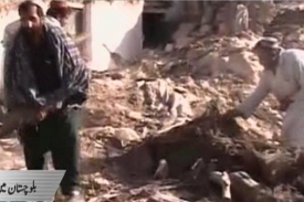 Televizní záběry hledání obětí zemětřesení.