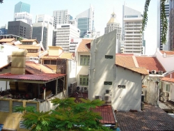 Pohled na singapurské věže přes starou čtvrť