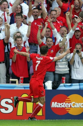 Libor Sionko se s fanoušky raduje ze svého gólu do sítě Portugalska.