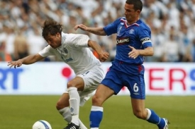 Radek Šírl (v bílém) ve finálovém souboji Poháru UEFA.