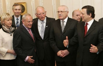 Prezident Klaus vítá na svém hradě eurokomisaře. Sladkokyselé úsměvy.