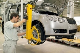 Automobilov&yacute;m v&yacute;robcům klesla v&yacute;roba t&eacute;měř o třetinu.