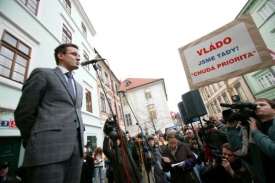 Ministr Liška hovoří s učiteli při jedné z demonstrací.