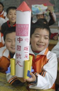 Čínští školáci oslavují start první měsíční sondy