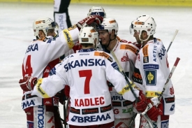 Hokejisté Slavie se radují z gólu ve vítkovické brance.