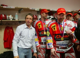 Hokejist&eacute; Slavie a prim&aacute;tor Prahy Pavel B&eacute;m.