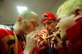Ritu&aacute;l &scaron;ampionů: v&iacute;tězn&eacute; doutn&iacute;ky.