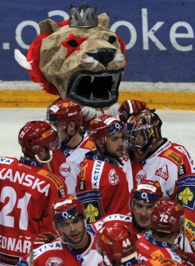 Hokejisté Slavie Praha se radují z vítězství nad Zlínem.