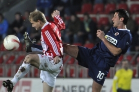 Miroslav Slepička (vpravo) v utkání proti Viktorii Žižkov.