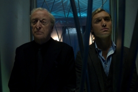 Michael Caine a Jude Law v americk&eacute;m remaku Sl&iacute;dil.