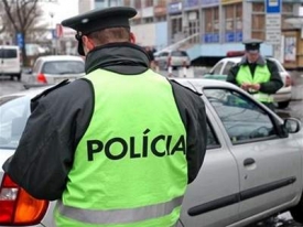Slovenská dopravní policie při rutinní kontrole.