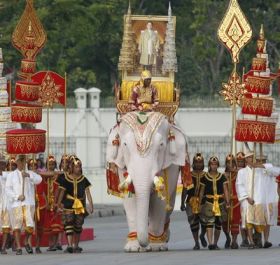 Slavnostně ozdobený slon s královou podobou