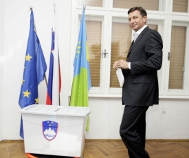 Šéf slovinských sociálních demokratů Borut Pohar ve volební místnosti.