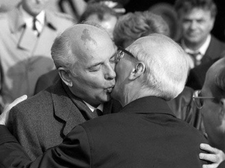 Gorbačov s Honeckerem.